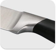 Cuchillo con forma alargada y dentada