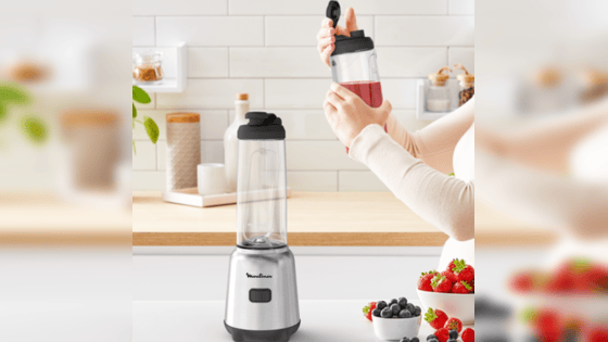 El control de un solo botón permite licuar fácilmente, con un diseño ergonómico para batir con comodidad