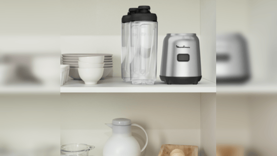 Licuadora personal de diseño compacto y estilizado para guardarla sin esfuerzo y liberar espacio en la alacena.