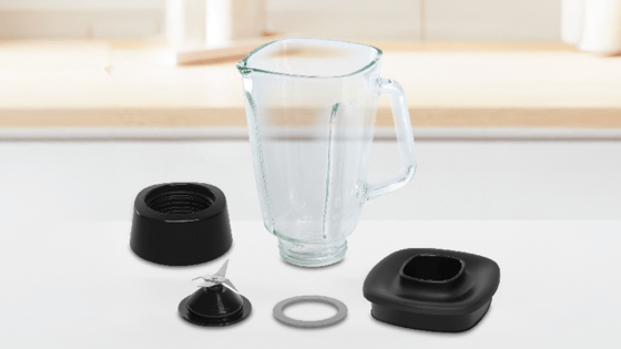 Acople de policarbonato y un vaso de vidrio de una capacidad de 1.75L.